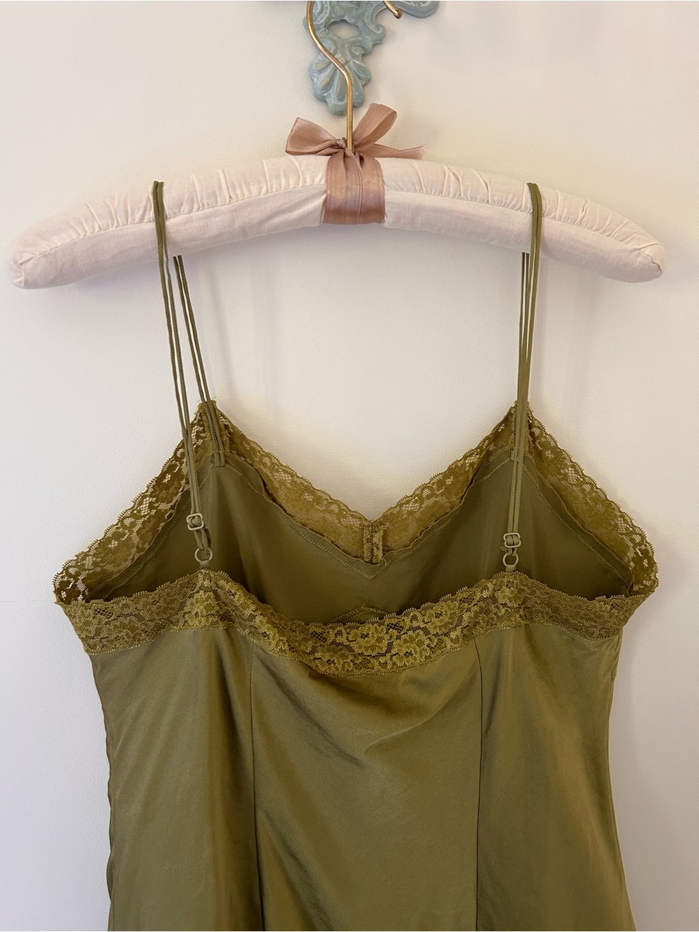 Talbots Petite Olive Green Silk Lace Cami
Size: 10
GUC (Small Stain) - Picture 10 of 16